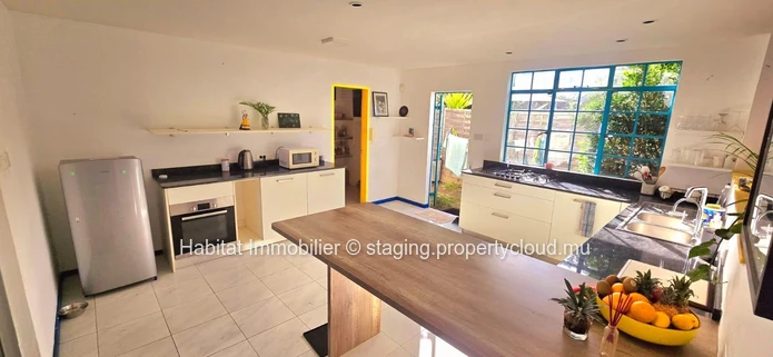 Discover this spacious furnished and equipped house of 350 m², on a plot of 233 toises (20 perches), just a few minut...