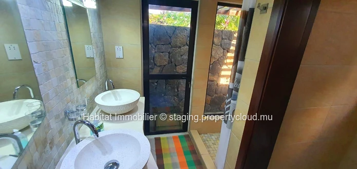 FOR SALE - sumptuous furnished and equipped single storey contemporary villa of 267 m2