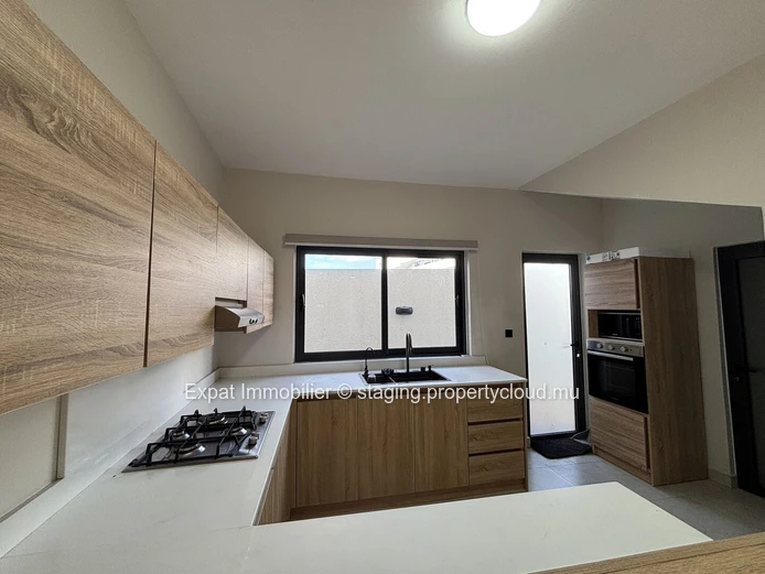 New villa with swimming pool and enclosed garage – Pereybère 