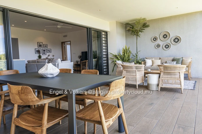 Ground-floor apartment with a superb sea view.