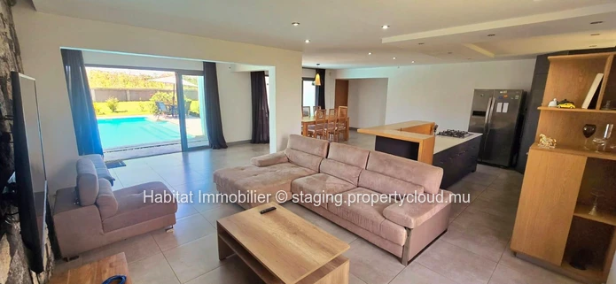Découvrez cette charmante maison familiale meublée et équipée de 310 m² sur un terrain de 222 toises, idéalement situ...