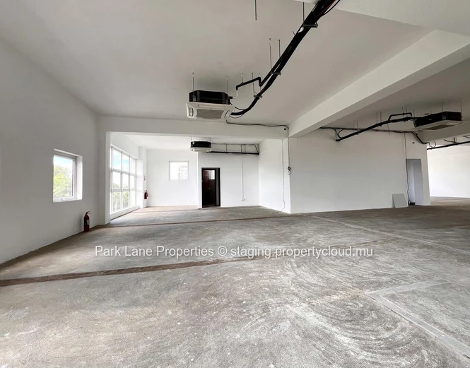 Espace de 372 m² à Ebene pour bureaux ou centre d'appel avec vue imprenable sur la montagne