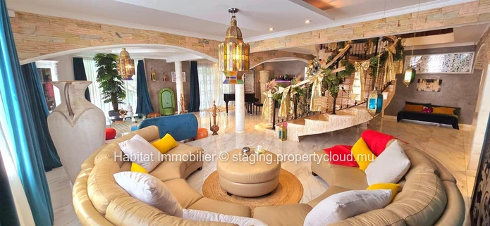 Cette splendide maison non meublée de 505 m², sur un terrain de 147 toises, est située sur la route royale à Baie du ...