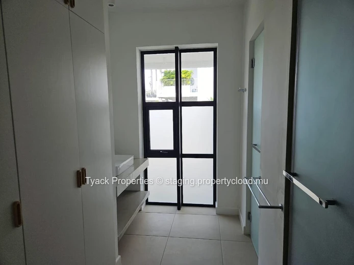3-Bedroom Villa with Private Garden & Pool Access – Pointe aux Canonniers