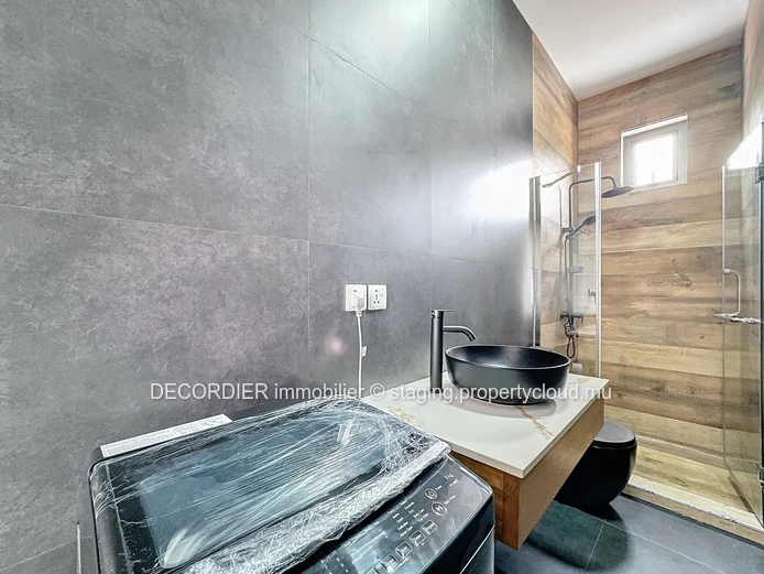 New and cozy duplex nestled 10 minutes walk from the beach