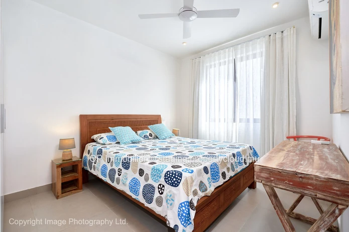 Appartement R+2 à vendre à PEREYBERE, Grand Baie, 120m², 2 chambres, piscine commune, parking gardé, meublé, 295 000 €.