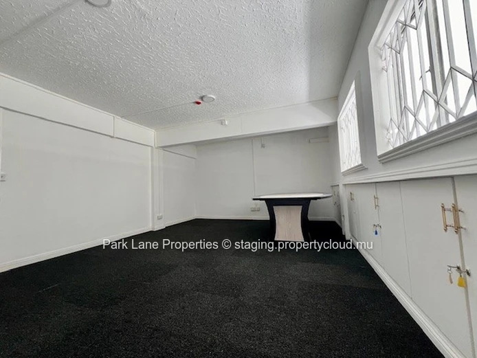 Bureau Spacieux de 231 m² au Premier Étage à Quatre Bornes