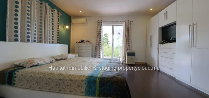 A VENDRE - Maison spacieuse non-meublée de 696 m2 à Floréal. 
