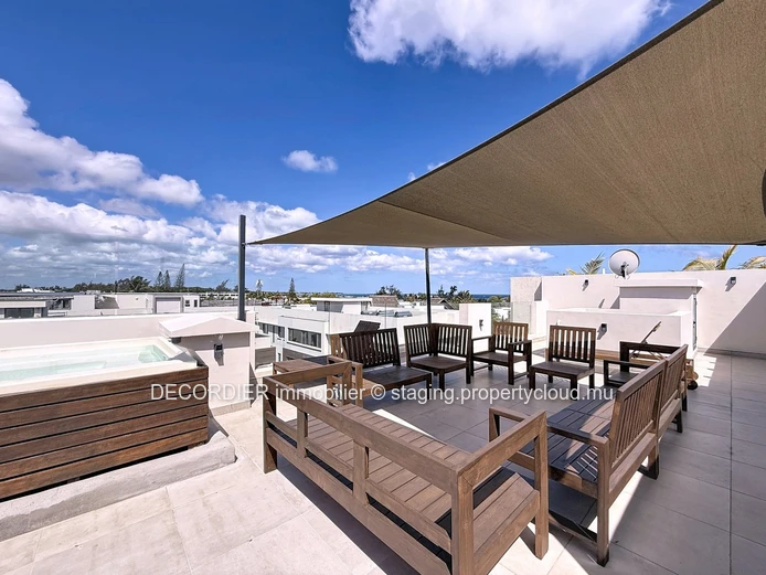 Penthouse with sea view in Pereybere