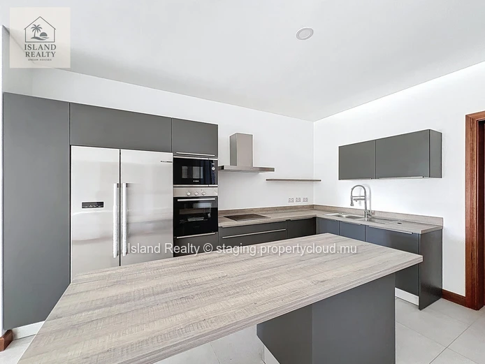 ISLAND REALTY offers you a real gem in Petite Pointe aux Cannoniers: a magnificent 229 m² apartment located just a 2-...