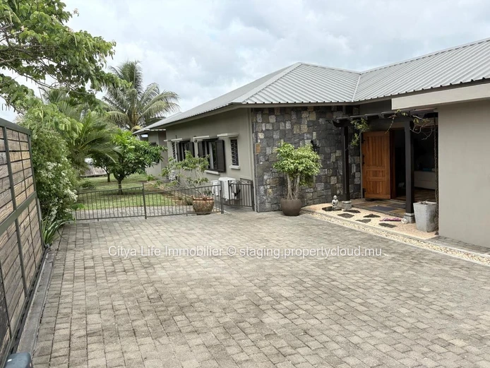 Villa à vendre à Mont Piton, 250m², terrain 1,025m², 4 chambres, piscine privée, sécurisé, proche écoles, prix Rs.