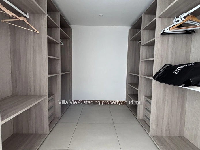 Grand Gaube - Spacious 3-bedroom penthouse with en-suite bathrooms, office, swimming pool, and sea views