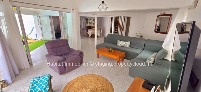 Charming unfurnished family house of 325 m2 on a plot of land of 93 toises, ideally located in a quiet residential ar...