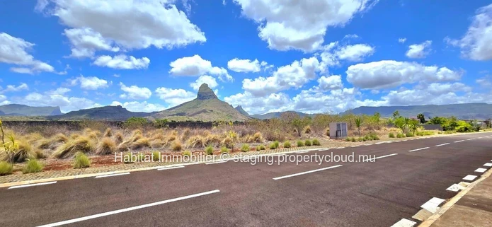 Big plot of 570 toises (2,166 m2 / 51 perches), located in the gated community “West Cape”, in Tamarin