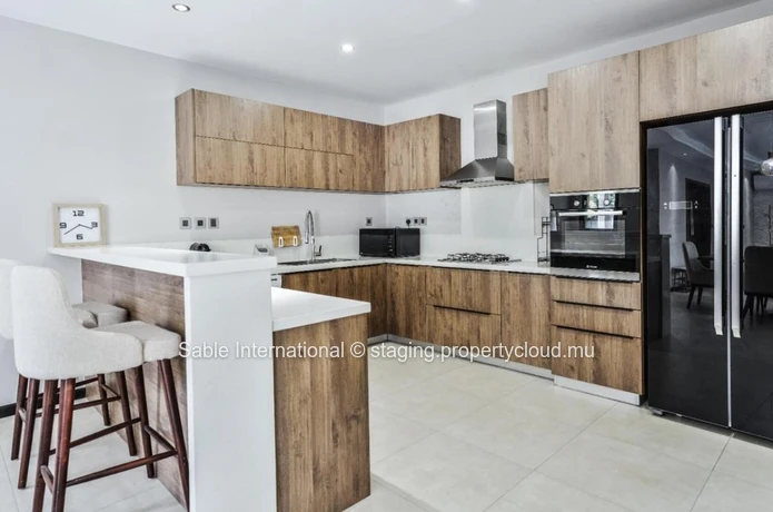 Maison à vendre à Péreybère, 250m², 3 chambres, piscine privée, proche des commodités