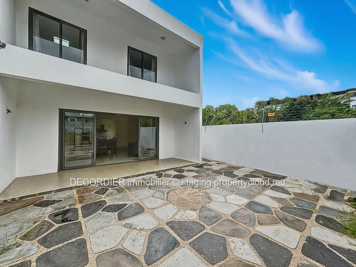 New and cozy duplex nestled 10 minutes walk from the beach