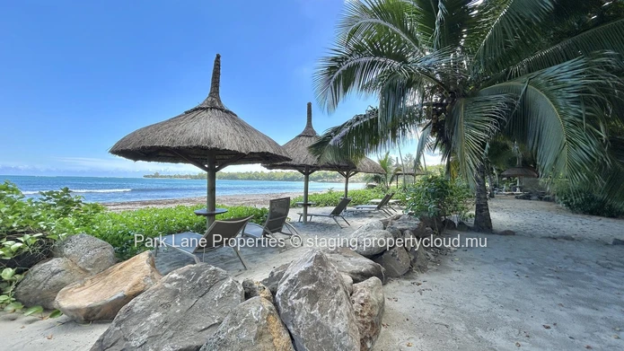 Unique 4-Bedroom Villa steps from Tamarin Beach