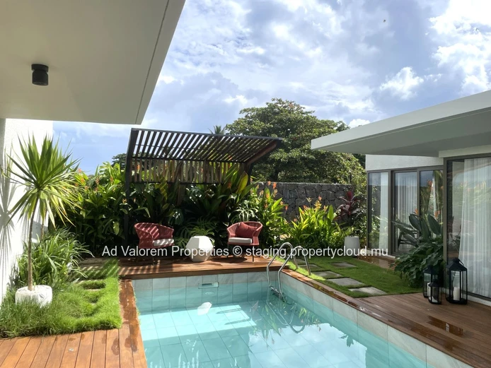 Villas neuves avec piscine privée à proximité immédiate de la mer