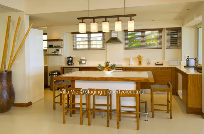  Pointe aux Canonniers : Luxury 4-Bedroom Villa with Sea View and Access