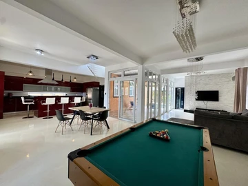 5 Bedroom House