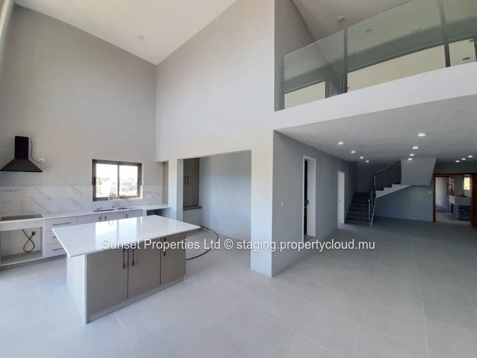Penthouse with breathtaking views of the lagoon. Located only 100m from the beach