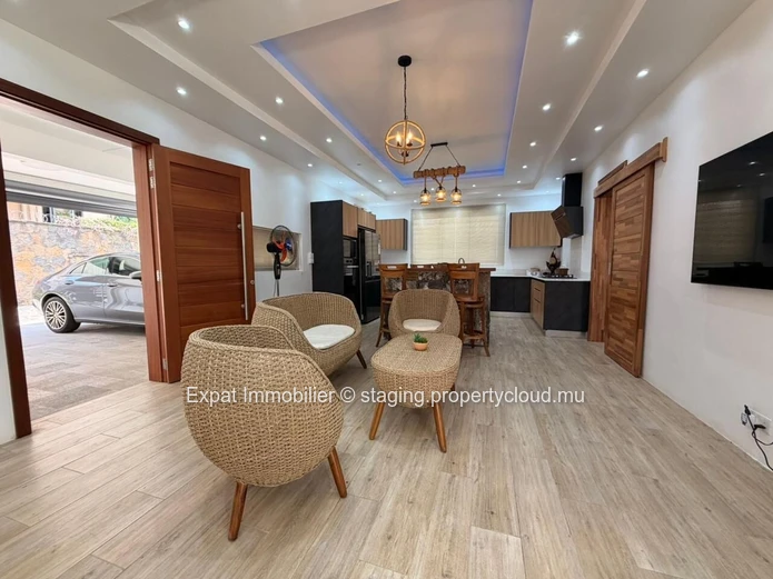 5-bedroom family villa + study for rent – Pointe aux Canonniers, Coastal Road