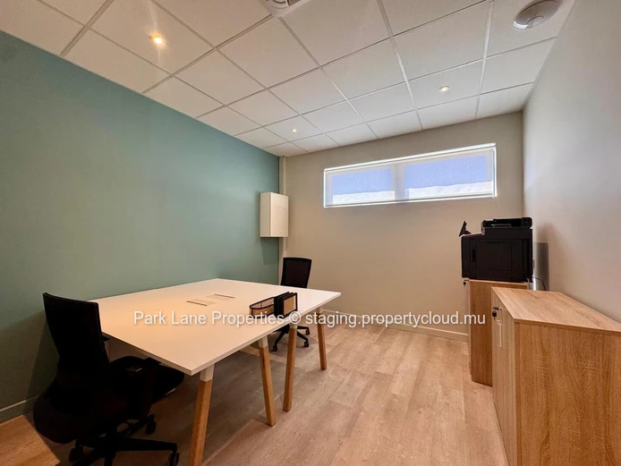 Espaces bureau modernes avec vue montagne