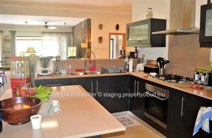Beautiful villa with beautiful volumes in secured and calm residence.