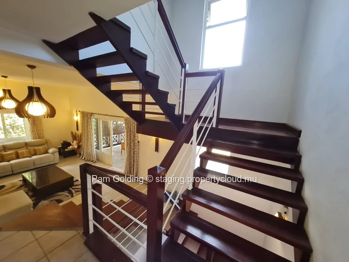 Bright 4-Bedroom Family Home with Garden & Pool