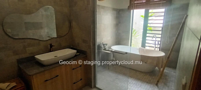 Petite Rivière Noire Domaine de Palmyre Maison de plain-pied de 3 càc 3sdb séjour salon bureaux piscine sur 39.5 perc... (Mandat exclusif)
