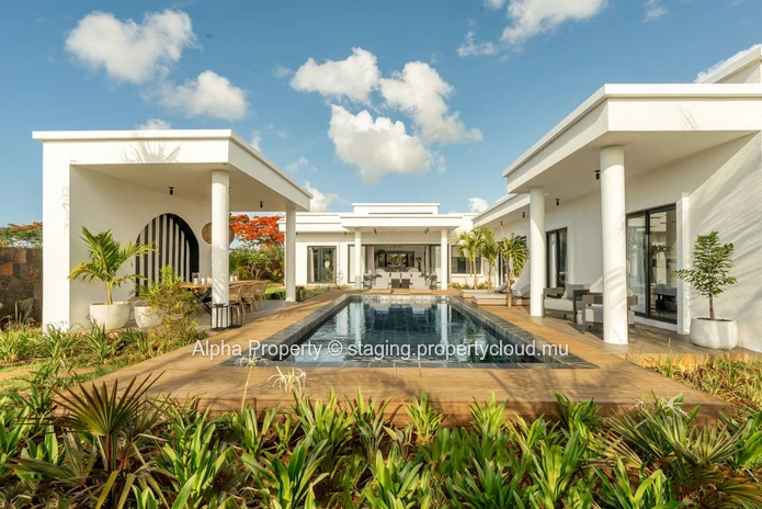 Luxurious Villa with Private Pool in Balaclava Area - 400m² Living Space, 1,100m² Land, 3 Offices - Price Rs