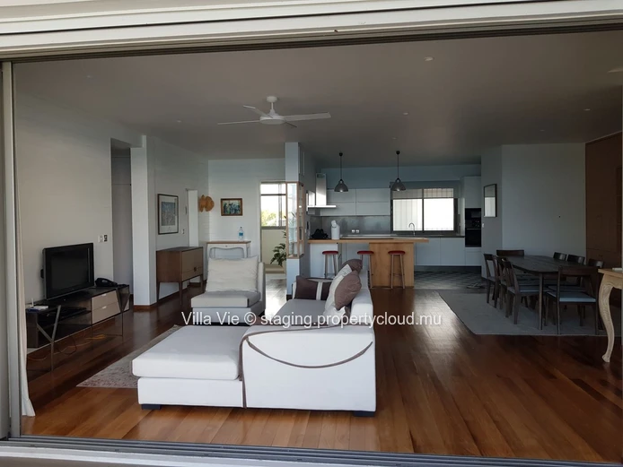 Roches Noires - 3-bedroom penthouse with sea view and Common swimming pool