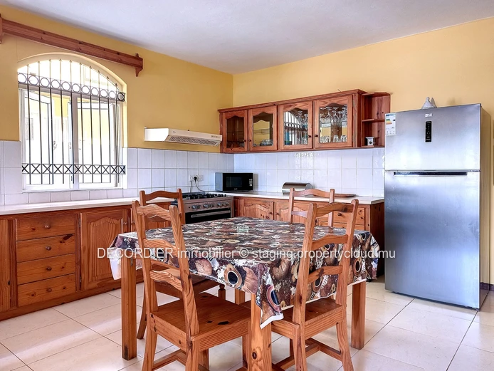 Grande maison meublée avec piscine et dépendance