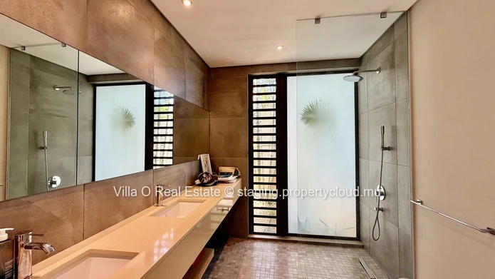Sublime turquoise sea view from this beautiful villa, its lovely terrace and gazebo with infinity pool, located in a ...