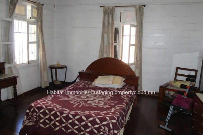 FOR SALE - Spacious wooden colonial house of 325 m2 in Vacoas. 
