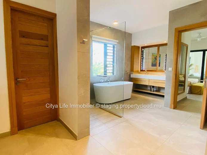 Appartement à vendre à Péreybère, 300m², 3 chambres, bureau, piscine commune, vue mer, prix 2,4M €. Accessible aux ét...