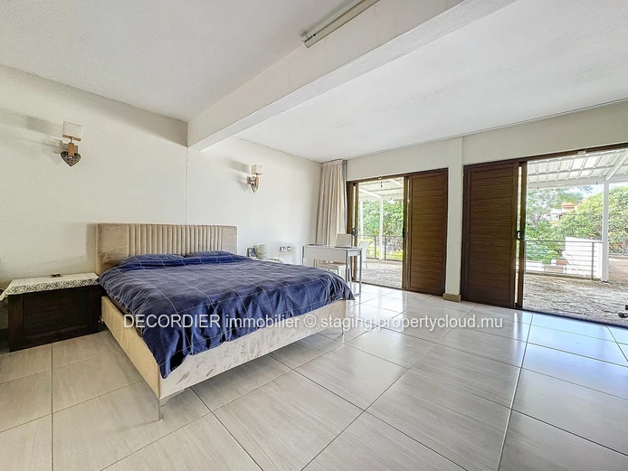 Grande maison individuelle avec piscine et jardin