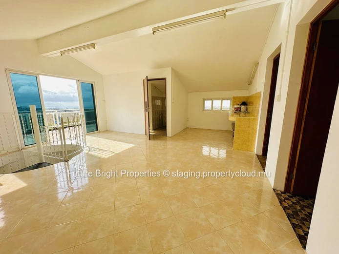 À vendre : Maison de 3 étages avec 6 chambres, idéale pour un investissement.