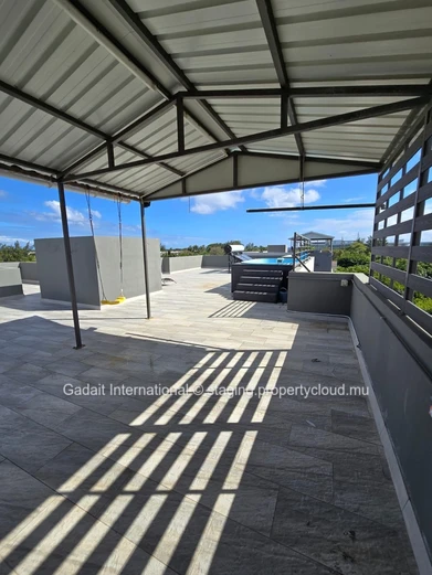 Exceptional penthouse with private rooftop in Pereybere – Sea & mountain views