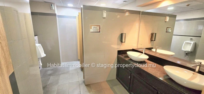 To rent : This air-conditioned furnished office of 984 m² is located in the heart of the prestigious business centre ...