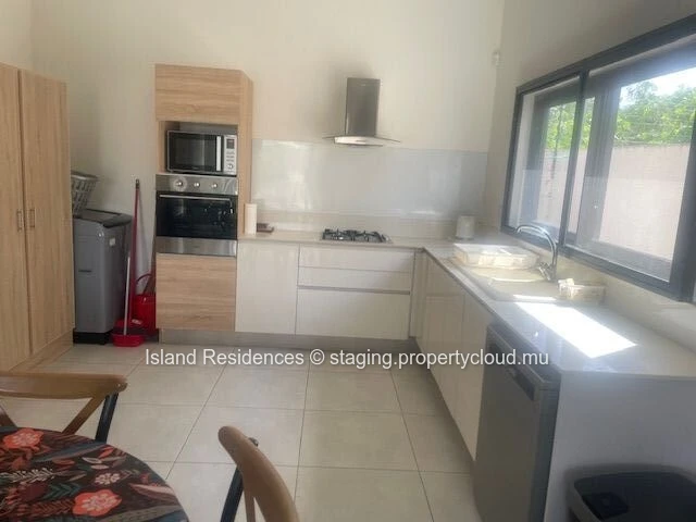 Single-story furnished house with 3 bedrooms, pool and parking