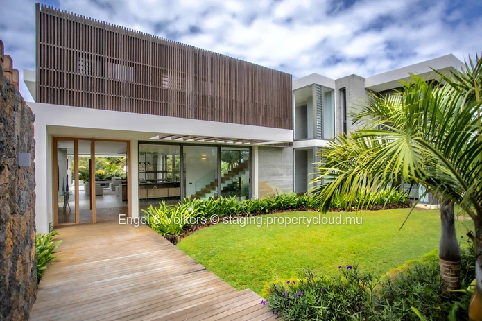 Refined Tropical Living in a Prestigious Golf Estate