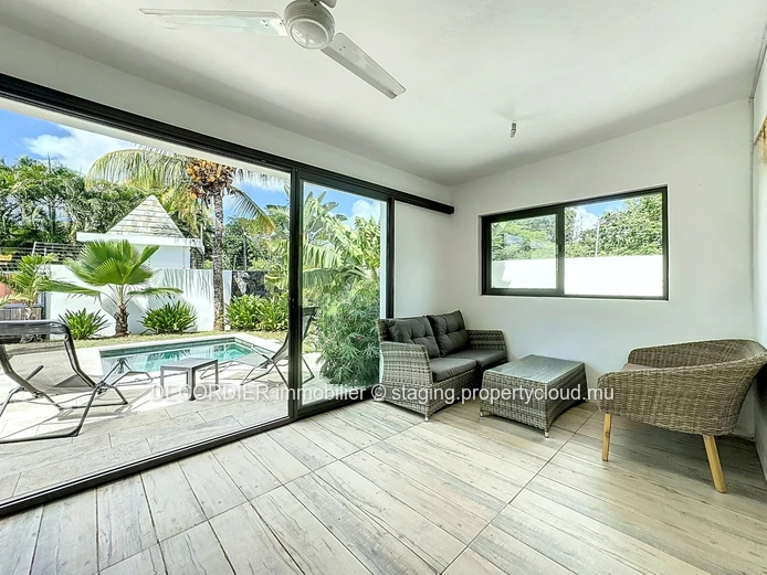 À vendre élégante maison de plain-pieds avec piscine