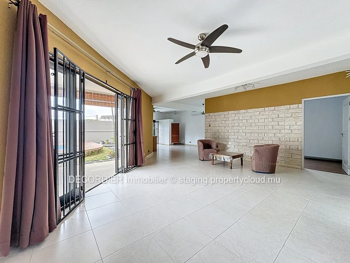 Unique opportunity: house with apartments, studio and sea view!