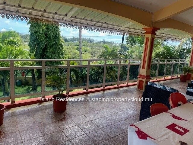 Spacious 3 bedroom apartment with a large covered terrace