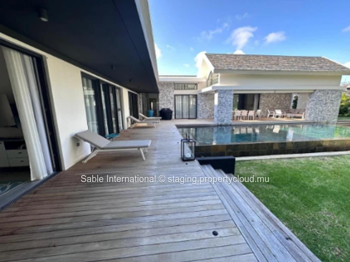 Villa à vendre Pereybere, 438m², 4 chambres, piscine privée, proche commodités. Climatisée, garage.