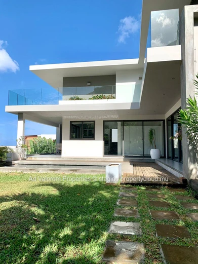 Maison à vendre à Rivière Noire - Black River, 300m² habitables, terrain 1.350m², piscine privée, proche écoles, clin...
