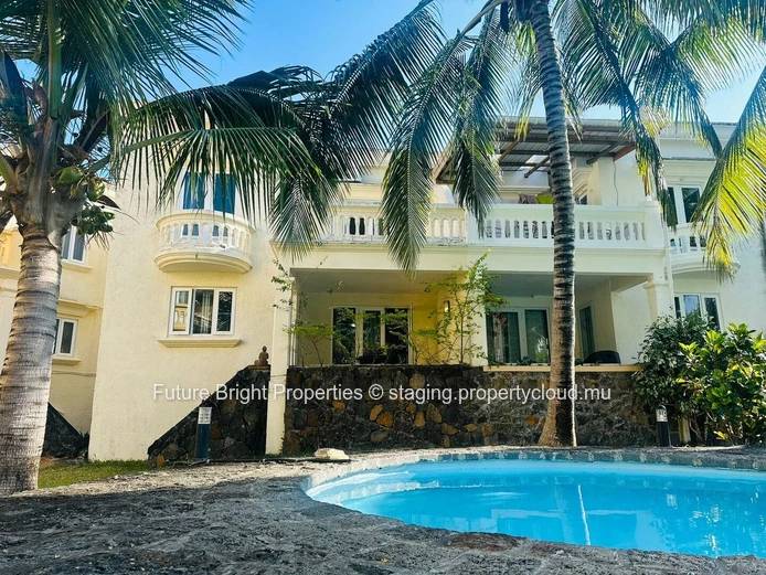 À vendre : Duplex en Bord de Mer – Votre Sanctuaire Côtier Vous Attend !