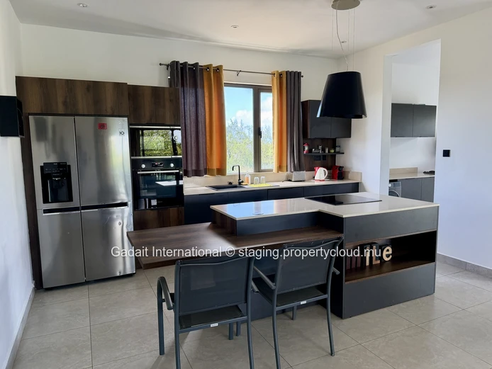 Exceptional penthouse with private rooftop in Pereybere – Sea & mountain views