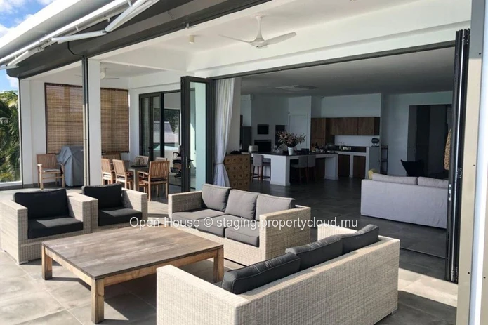 Penthouse pieds dans l'eau, 4 chambres, 4 salles de bain, piscine, vue sur la mer. Grand Baie. Marché local uniquement